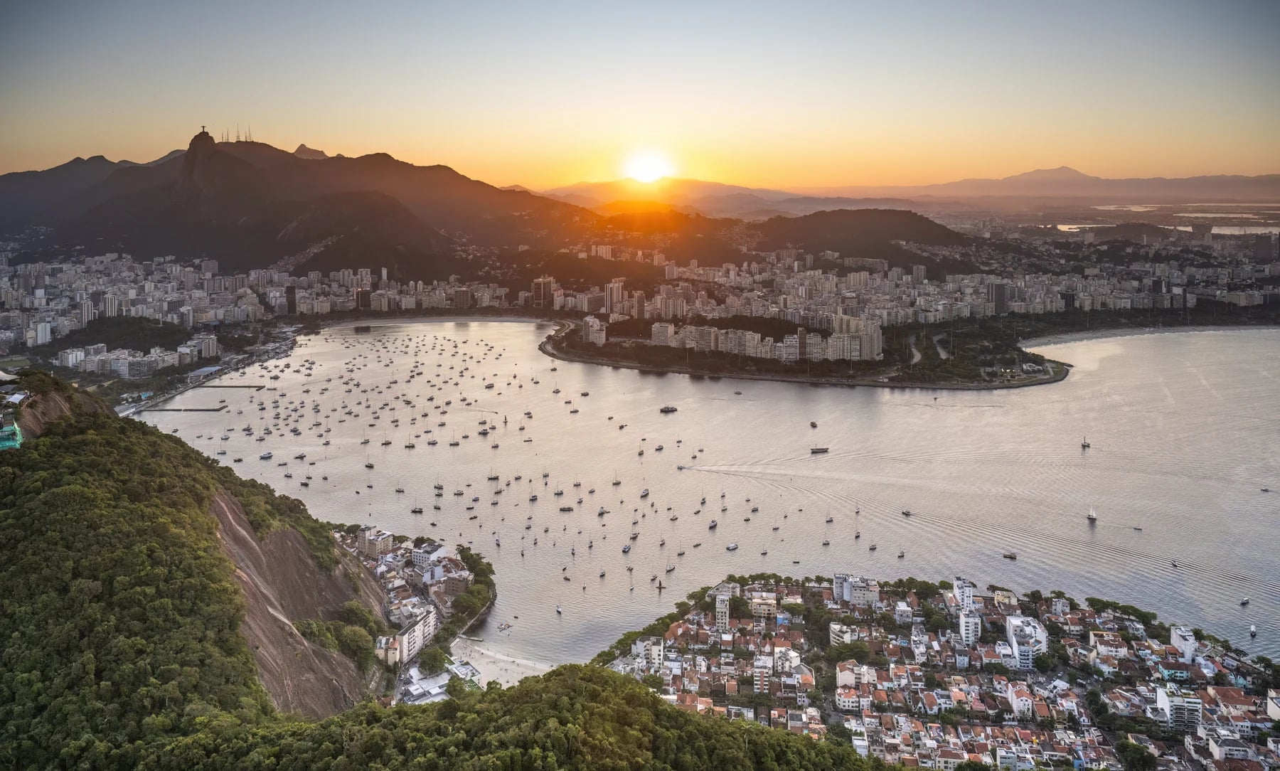 Vista real da Baía de Guanabara, do Rio de Janeiro e do Cristo Redentor ao pôr do sol